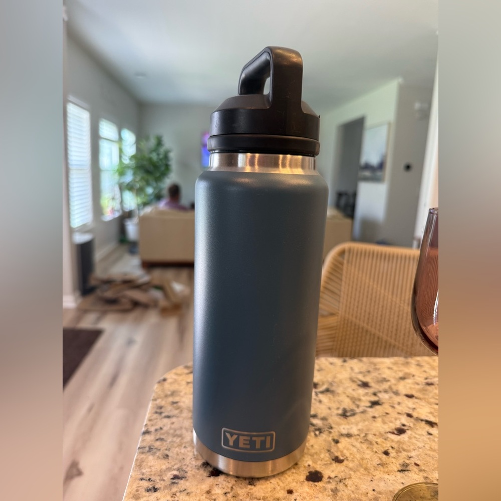 YETI rambler 36oz - NORDIC BLUE with chug cap
